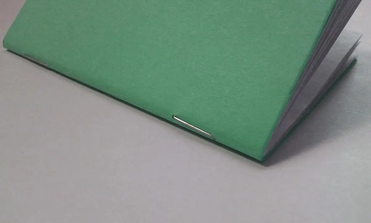 cuaderno con encuadernacion con grapas - Cómo grapar varias hojas juntas
