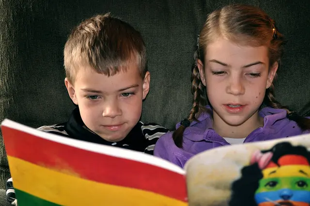 libros encuadernados por el medio niños - Qué libros pueden leer los niños